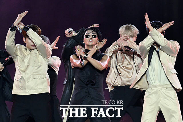 <더팩트>가 주최하고 팬앤스타와 UCW가 주관하는 ‘2026 더팩트 뮤직 어워즈(2026 THE FACT MUSIC AWARDS, TMA)’가 19일 오후 부산 연제구 부산아시아드주경기장에서 열린 가운데 그룹 에이티즈(ATEEZ) 성화와 우영, 종호, 여상, 산, 윤호, 홍중, 민기(왼쪽부터)가 화려한 무대를 펼치고 있다. /부산아시아드주경기장=남용희 기자