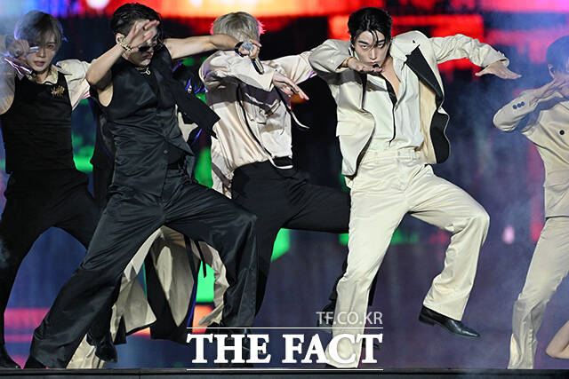 <더팩트>가 주최하고 팬앤스타와 UCW가 주관하는 ‘2026 더팩트 뮤직 어워즈(2026 THE FACT MUSIC AWARDS, TMA)’가 19일 오후 부산 연제구 부산아시아드주경기장에서 열린 가운데 가수 에이티즈(ATEEZ)가 화려한 무대를 펼치고 있다. /부산아시아드주경기장=김성렬 기자