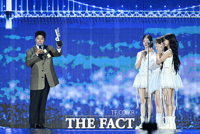 <더팩트>가 주최하고 팬앤스타와 UCW가 주관하는 ‘2026 더팩트 뮤직 어워즈(2026 THE FACT MUSIC AWARDS, TMA)’가 19일 오후 부산 연제구 부산아시아드주경기장에서 열린 가운데 '투데이스 초이스'를 수상한 리센느가 소감을 말하고 있다. /부산아시아드주경기장=남윤호 기자