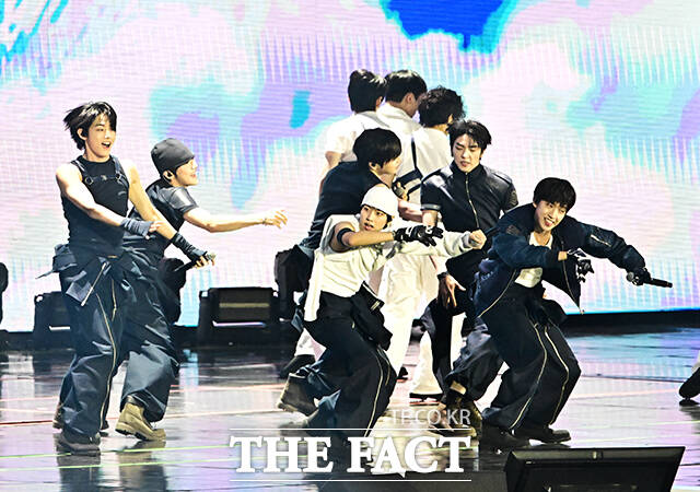 <더팩트>가 주최하고 팬앤스타와 UCW가 주관하는 ‘2026 더팩트 뮤직 어워즈(2026 THE FACT MUSIC AWARDS, TMA)’가 19일 오후 부산 연제구 부산아시아드주경기장에서 열린 가운데 아이딧(IDID)이 화려한 무대를 펼치고 있다. /부산아시아드주경기장=배정한 기자