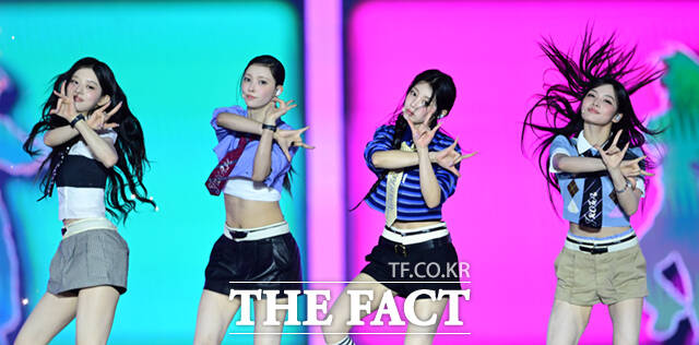 <더팩트>가 주최하고 팬앤스타와 UCW가 주관하는 ‘2026 더팩트 뮤직 어워즈(2026 THE FACT MUSIC AWARDS, TMA)’가 19일 오후 부산 연제구 부산아시아드주경기장에서 열린 가운데 그룹 아일릿(ILLIT)의 민주와 윤아, 원희, 이로하(왼쪽부터)가 화려한 무대를 펼치고 있다. /부산아시아드주경기장=이새롬 기자