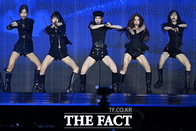 <더팩트>가 주최하고 팬앤스타와 UCW가 주관하는 ‘2026 더팩트 뮤직 어워즈(2026 THE FACT MUSIC AWARDS, TMA)’가 19일 오후 부산 연제구 부산아시아드주경기장에서 열린 가운데 그룹 엔믹스가 화려한 무대를 펼치고 있다. /부산아시아드주경기장=남윤호 기자