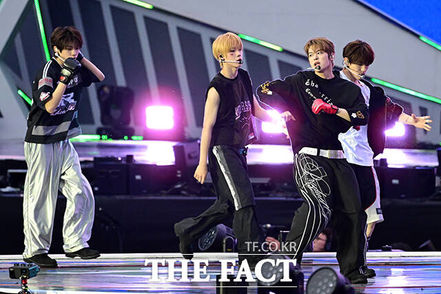 <더팩트>가 주최하고 팬앤스타와 UCW가 주관하는 ‘2026 더팩트 뮤직 어워즈(2026 THE FACT MUSIC AWARDS, TMA)’가 19일 오후 부산 연제구 부산아시아드주경기장에서 열린 가운데 그룹 클로즈 유어 아이즈가 화려한 오프닝 무대를 펼치고 있다. /부산아시아드주경기장=남윤호 기자