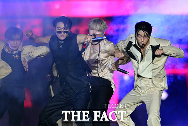 <더팩트>가 주최하고 팬앤스타와 UCW가 주관하는 ‘2026 더팩트 뮤직 어워즈(2026 THE FACT MUSIC AWARDS, TMA)’가 19일 오후 부산 연제구 부산아시아드주경기장에서 열린 가운데 가수 에이티즈(ATEEZ)가 화려한 무대를 펼치고 있다. /부산아시아드주경기장=이새롬 기자