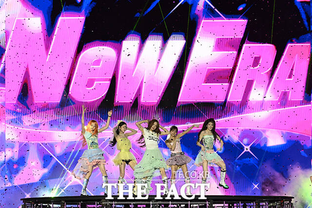 [더팩트ㅣ부산아시아드주경기장=남용희 기자] <더팩트>가 주최하고 팬앤스타와 UCW가 주관하는 ‘2026 더팩트 뮤직 어워즈(2026 THE FACT MUSIC AWARDS, TMA)’가 19일 오후 부산 연제구 부산아시아드주경기장에서 열린 가운데 그룹 키키(KiiiKiii)가 화려한 무대를 펼치고 있다.