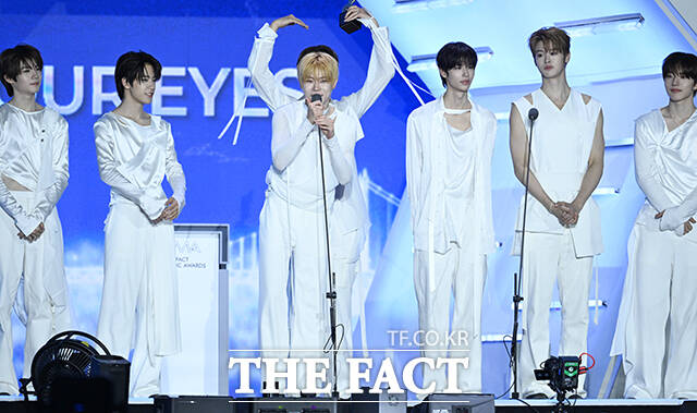 <더팩트>가 주최하고 팬앤스타와 UCW가 주관하는 ‘2026 더팩트 뮤직 어워즈(2026 THE FACT MUSIC AWARDS, TMA)’가 19일 오후 부산 연제구 부산아시아드주경기장에서 열린 가운데 그룹 클로즈 유어 아이즈 켄신과 송승호, 장여준, 전민욱, 김성민, 마징시앙, 서경배(왼쪽부터)가 '글로벌 핫 트렌드상'을 수상하고 있다. /부산아시아드주경기장=박헌우 기자