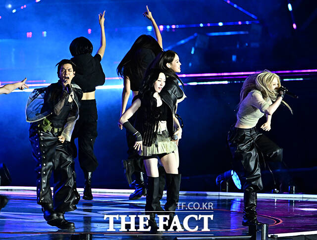 <더팩트>가 주최하고 팬앤스타와 UCW가 주관하는 ‘2026 더팩트 뮤직 어워즈(2026 THE FACT MUSIC AWARDS, TMA)’가 19일 오후 부산 연제구 부산아시아드주경기장에서 열린 가운데 올데이 프로젝트(ALLDAY PROJECT)가 화려한 무대를 펼치고 있다. /부산아시아드주경기장=배정한 기자