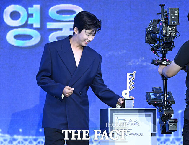 <더팩트>가 주최하고 팬앤스타와 UCW가 주관하는 ‘2026 더팩트 뮤직 어워즈(2026 THE FACT MUSIC AWARDS, TMA)’가 19일 오후 부산 연제구 부산아시아드주경기장에서 열린 가운데 가수 임영웅이 '심사위원 특별상'을 수상하고 있다. /박헌우 기자