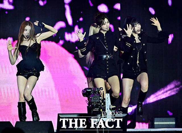 <더팩트>가 주최하고 팬앤스타와 UCW가 주관하는 ‘2026 더팩트 뮤직 어워즈(2026 THE FACT MUSIC AWARDS, TMA)’가 19일 오후 부산 연제구 부산아시아드주경기장에서 열린 가운데 엔믹스(NMIXX)가 화려한 무대를 펼치고 있다. /부산아시아드주경기장=배정한 기자