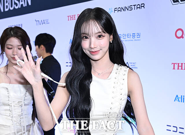 <더팩트>가 주최하고 팬앤스타와 UCW가 주관하는 ‘2026 더팩트 뮤직 어워즈(2026 THE FACT MUSIC AWARDS, TMA)’가 19일 오후 부산 연제구 부산아시아드주경기장에서 열린 가운데 리센느 원이(왼쪽)와 미나미가 블루카펫을 밟고 있다. /부산아시아드주경기장=박헌우 기자