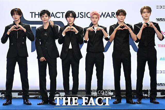 <더팩트>가 주최하고 팬앤스타와 UCW가 주관하는 ‘2026 더팩트 뮤직 어워즈(2026 THE FACT MUSIC AWARDS, TMA)’가 19일 오후 부산 연제구 부산아시아드주경기장에서 열린 가운데 그룹 라이즈(RIIZE)의 앤톤과 쇼타로, 원빈, 소희, 은석, 성찬(왼쪽부터)이 블루카펫을 밟고 있다. /부산아시아드주경기장=김성렬 기자