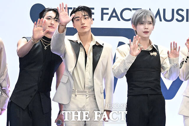 <더팩트>가 주최하고 팬앤스타와 UCW가 주관하는 ‘2026 더팩트 뮤직 어워즈(2026 THE FACT MUSIC AWARDS, TMA)’가 19일 오후 부산 연제구 부산아시아드주경기장에서 열린 가운데 그룹 에이티즈(ATEEZ)의 윤호와 성화, 산, 여상, 홍중, 우영, 종호, 민기(왼쪽부터)가 블루카펫을 밟고 있다. /부산아시아드주경기장=김성렬 기자