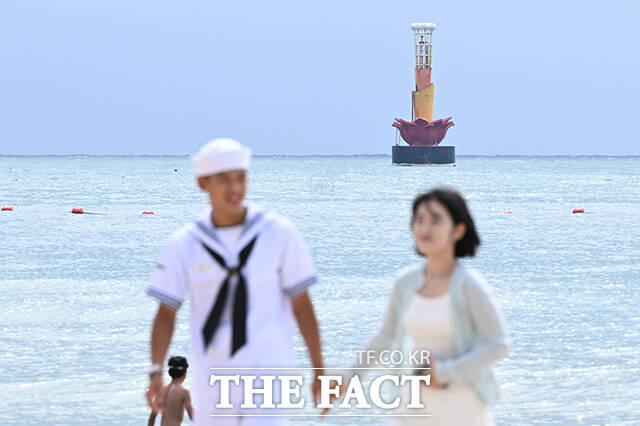 전국 대부분 지역의 일교차가 큰 19일 오전 부산 해운대구 해운대 해수욕장을 찾은 관광객들이 물놀이와 일광욕을 즐기고 있다. /부산=김성렬 기자