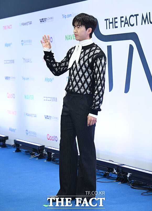 <더팩트>가 주최하고 팬앤스타와 UCW가 주관하는 ‘2026 더팩트 뮤직 어워즈(2026 THE FACT MUSIC AWARDS, TMA)’가 19일 오후 부산 연제구 부산아시아드주경기장에서 열린 가운데 임영웅이 블루카펫을 밟고 있다. /부산아시아드주경기장=박헌우 기자