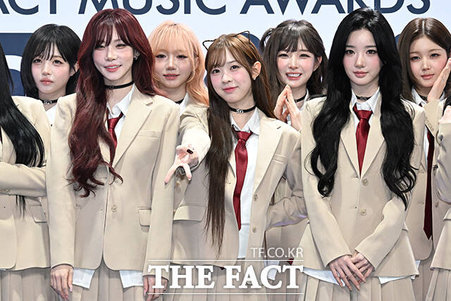 <더팩트>가 주최하고 팬앤스타와 UCW가 주관하는 ‘2026 더팩트 뮤직 어워즈(2026 THE FACT MUSIC AWARDS, TMA)’가 19일 오후 부산 연제구 부산아시아드주경기장에서 열린 가운데 그룹 트리플에스(tripleS)의 지연과 서아, 설린, 채원, 시온, 하연, 주빈, 린, 마유, 신위, 소현, 니엔, 서연, 혜린, 지우, 채연, 유연, 수민, 나경, 유빈, 카에데, 다현, 코토네, 연지(왼쪽 위부터 시계 방향으로)가 블루카펫을 밟고 있다. /부산아시아드주경기장=김성렬 기자