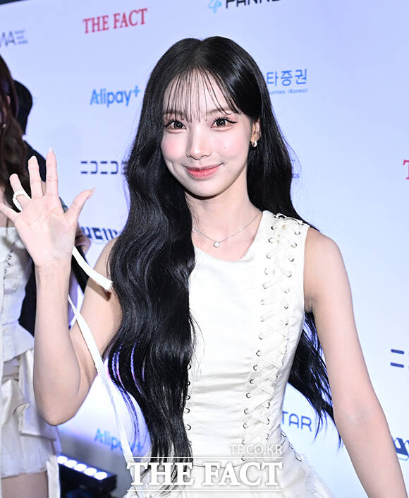 <더팩트>가 주최하고 팬앤스타와 UCW가 주관하는 ‘2026 더팩트 뮤직 어워즈(2026 THE FACT MUSIC AWARDS, TMA)’가 19일 오후 부산 연제구 부산아시아드주경기장에서 열린 가운데 리센느 원이(왼쪽)와 미나미가 블루카펫을 밟고 있다. /부산아시아드주경기장=박헌우 기자