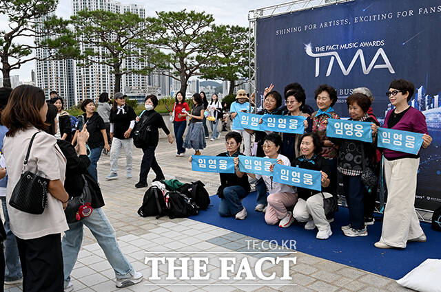 <더팩트>가 주최하고 팬앤스타와 UCW가 주관하는 ‘2026 더팩트 뮤직 어워즈(2026 THE FACT MUSIC AWARDS, TMA)’가 19일 오후 부산 연제구 부산아시아드주경기장에서 열린 가운데 가수 임영웅의 팬들이 기념사진을 찍고 있다. /부산아시아드주경기장=박상민 기자