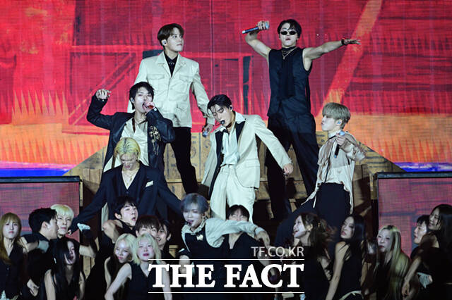 <더팩트>가 주최하고 팬앤스타와 UCW가 주관하는 ‘2026 더팩트 뮤직 어워즈(2026 THE FACT MUSIC AWARDS, TMA)’가 19일 오후 부산 연제구 부산아시아드주경기장에서 열린 가운데 가수 에이티즈(ATEEZ)가 화려한 무대를 펼치고 있다. /부산아시아드주경기장=이새롬 기자