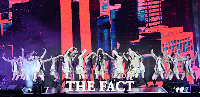 <더팩트>가 주최하고 팬앤스타와 UCW가 주관하는 ‘2026 더팩트 뮤직 어워즈(2026 THE FACT MUSIC AWARDS, TMA)’가 19일 오후 부산 연제구 부산아시아드주경기장에서 열린 가운데 그룹 트리플에스(tripleS)가 화려한 무대를 펼치고 있다. /부산아시아드주경기장=이새롬 기자