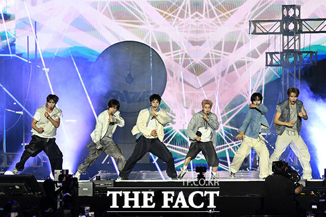 <더팩트>가 주최하고 팬앤스타와 UCW가 주관하는 ‘2026 더팩트 뮤직 어워즈(2026 THE FACT MUSIC AWARDS, TMA)’가 19일 오후 부산 연제구 부산아시아드주경기장에서 열린 가운데 그룹 라이즈(RIIZE) 은석과 앤톤, 쇼타로, 소희, 원빈, 성찬(왼쪽부터)가 화려한 무대를 펼치고 있다. /부산아시아드주경기장=남용희 기자
