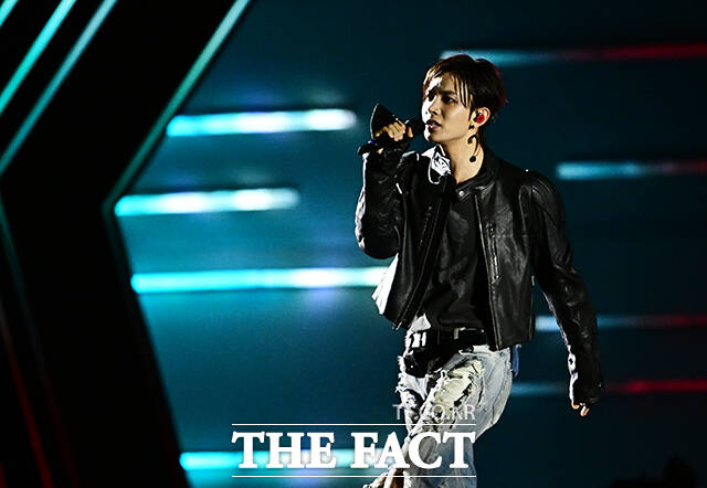 <더팩트>가 주최하고 팬앤스타와 UCW가 주관하는 ‘2026 더팩트 뮤직 어워즈(2026 THE FACT MUSIC AWARDS, TMA)’가 19일 오후 부산 연제구 부산아시아드주경기장에서 열린 가운데 에반(EVAN)이 화려한 무대를 펼치고 있다. /부산아시아드주경기장=배정한 기자