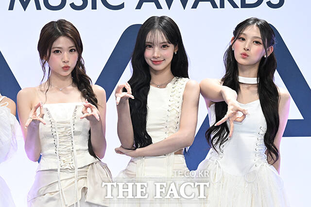 <더팩트>가 주최하고 팬앤스타와 UCW가 주관하는 ‘2026 더팩트 뮤직 어워즈(2026 THE FACT MUSIC AWARDS, TMA)’가 19일 오후 부산 연제구 부산아시아드주경기장에서 열린 가운데 그룹 리센느(RESCENE)의 리브와 메이, 제나, 원이, 미나미(왼쪽부터)가 블루카펫을 밟고 있다. /부산아시아드주경기장=김성렬 기자