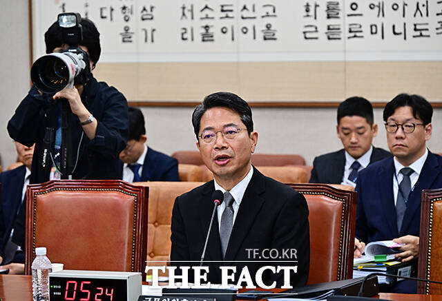 김승원 전 법무부 장관 후보자가 지난 15일 서울 여의도 국회에서 열린 인사청문회에 참석해 질의에 물을 마시고 있다. /배정한 기자