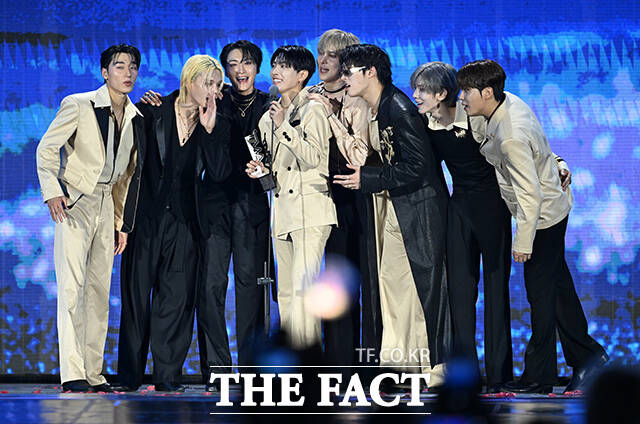 <더팩트>가 주최하고 팬앤스타와 UCW가 주관하는 ‘2026 더팩트 뮤직 어워즈(2026 THE FACT MUSIC AWARDS, TMA)’가 19일 오후 부산 연제구 부산아시아드주경기장에서 열린 가운데 그룹 에이티즈(ATEEZ)가 '대상 ICON OF THE YEAR'를 수상한 뒤 소감을 밝히고 있다. /부산아시아드주경기장=김성렬 기자