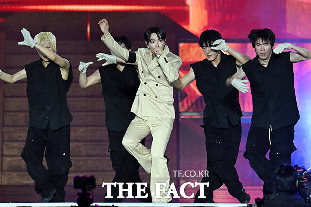 <더팩트>가 주최하고 팬앤스타와 UCW가 주관하는 ‘2026 더팩트 뮤직 어워즈(2026 THE FACT MUSIC AWARDS, TMA)’가 19일 오후 부산 연제구 부산아시아드주경기장에서 열린 가운데 그룹 에이티즈(ATEEZ) 성화와 우영, 종호, 여상, 산, 윤호, 홍중, 민기(왼쪽부터)가 화려한 무대를 펼치고 있다. /부산아시아드주경기장=남용희 기자