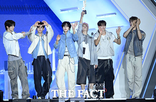<더팩트>가 주최하고 팬앤스타와 UCW가 주관하는 ‘2026 더팩트 뮤직 어워즈(2026 THE FACT MUSIC AWARDS, TMA)’가 19일 오후 부산 연제구 부산아시아드주경기장에서 열린 가운데 그룹 라이즈의 앤톤과 쇼타로, 원빈, 소희, 은석, 성찬(왼쪽부터)이 '올해의 아티스트' 상을 수상하고 있다. /부산아시아드주경기장=박헌우 기자