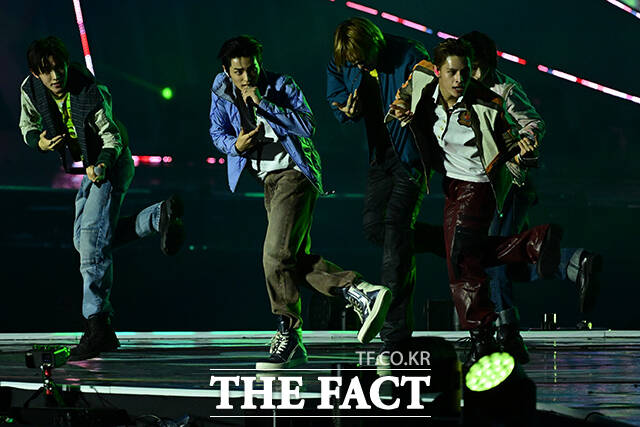 <더팩트>가 주최하고 팬앤스타와 UCW가 주관하는 ‘2026 더팩트 뮤직 어워즈(2026 THE FACT MUSIC AWARDS, TMA)’가 19일 오후 부산 연제구 부산아시아드주경기장에서 열린 가운데 그룹 코르티스가 화려한 무대를 펼치고 있다. /부산아시아드주경기장=남윤호 기자