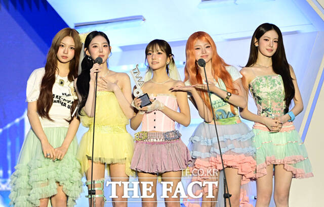 <더팩트>가 주최하고 팬앤스타와 UCW가 주관하는 ‘2026 더팩트 뮤직 어워즈(2026 THE FACT MUSIC AWARDS, TMA)’가 19일 오후 부산 연제구 부산아시아드주경기장에서 열린 가운데 그룹 키키(KiiiKiii)의 키야와 이솔, 지유, 하음, 수이(왼쪽부터)가 '올해의 아티스트'를 수상한 뒤 소감을 밝히고 있다. /부산아시아드주경기장=이새롬 기자