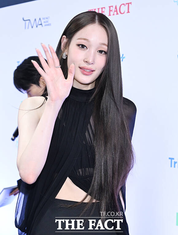 <더팩트>가 주최하고 팬앤스타와 UCW가 주관하는 ‘2026 더팩트 뮤직 어워즈(2026 THE FACT MUSIC AWARDS, TMA)’가 19일 오후 부산 연제구 부산아시아드주경기장에서 열린 가운데 올데이 프로젝트 애니가 블루카펫을 밟고 있다. /부산아시아드주경기장=박헌우 기자