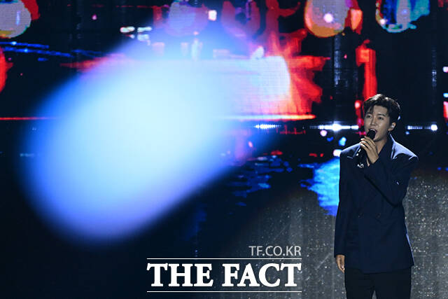 <더팩트>가 주최하고 팬앤스타와 UCW가 주관하는 ‘2026 더팩트 뮤직 어워즈(2026 THE FACT MUSIC AWARDS, TMA)’가 19일 오후 부산 연제구 부산아시아드주경기장에서 열린 가운데 가수 임영웅이 손키스 세리머니를 하고 있다. /부산아시아드주경기장=남윤호 기자]