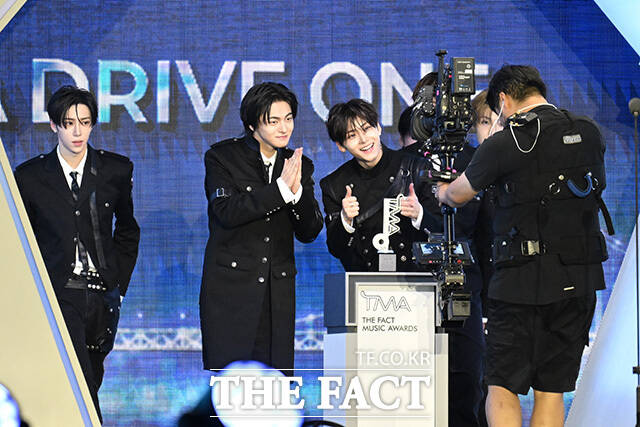 [더팩트ㅣ부산아시아드주경기장=남용희 기자] <더팩트>가 주최하고 팬앤스타와 UCW가 주관하는 ‘2026 더팩트 뮤직 어워즈(2026 THE FACT MUSIC AWARDS, TMA)’가 19일 오후 부산 연제구 부산아시아드주경기장에서 열린 가운데 그룹 알파드라이브원(ALPHA DRIVE ONE)이 '핫티스트'를 수상한 뒤 소감을 밝히고 있다.