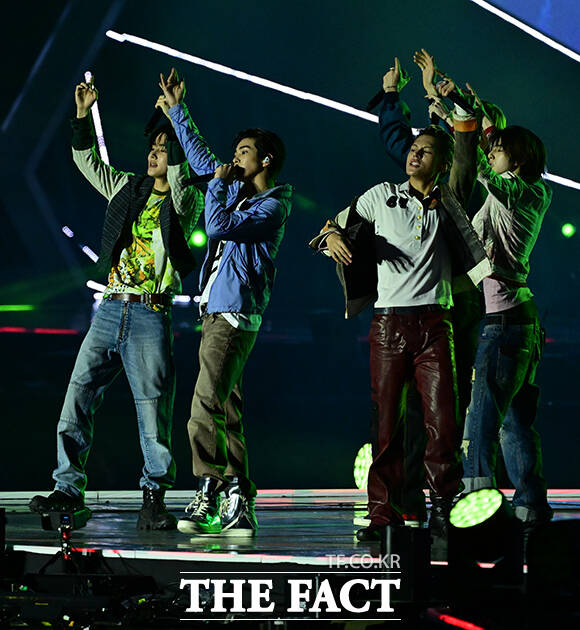 <더팩트>가 주최하고 팬앤스타와 UCW가 주관하는 ‘2026 더팩트 뮤직 어워즈(2026 THE FACT MUSIC AWARDS, TMA)’가 19일 오후 부산 연제구 부산아시아드주경기장에서 열린 가운데 그룹 코르티스가 화려한 무대를 펼치고 있다. /부산아시아드주경기장=남윤호 기자