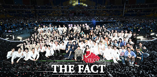 <더팩트>가 주최하고 팬앤스타와 UCW가 주관하는 ‘2026 더팩트 뮤직 어워즈(2026 THE FACT MUSIC AWARDS, TMA)’가 19일 오후 부산 연제구 부산아시아드주경기장에서 열린 가운데 출연진이 기념촬영을 하고 있다. /부산아시아드주경기장=박헌우 기자