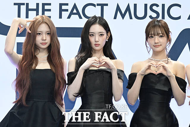 <더팩트>가 주최하고 팬앤스타와 UCW가 주관하는 ‘2026 더팩트 뮤직 어워즈(2026 THE FACT MUSIC AWARDS, TMA)’가 19일 오후 부산 연제구 부산아시아드주경기장에서 열린 가운데 그룹 키키(KiiiKiii)의 키야와 이솔, 지유, 하음, 수이(왼쪽부터)가 블루카펫을 밟고 있다. /부산아시아드주경기장=김성렬 기자