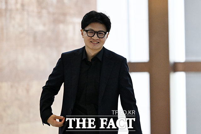 한동훈 무소속 의원은 19일 김 후보자 사퇴와 관련해 이재명 민주당 정권이 오빠 독약 로비 김 전 후보자를 볼수록 잘한 인사다, 심각한 문제가 없다며 총력을 동원해서 결사 옹호하던 것을 포기하고 결국 인사를 철회했다며 이것은 국민의 승리라고 했다. /서예원 기자