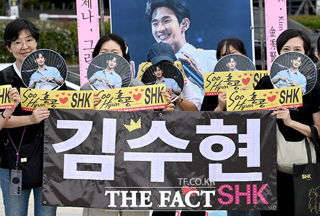 배우 김수현의 홍콩 팬들이 기념사진을 찍고 있다.