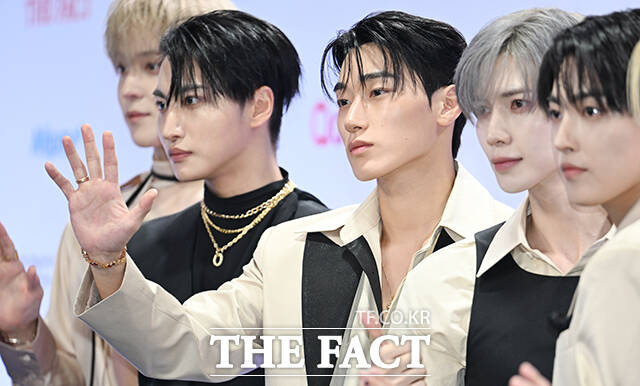 <더팩트>가 주최하고 팬앤스타와 UCW가 주관하는 ‘2026 더팩트 뮤직 어워즈(2026 THE FACT MUSIC AWARDS, TMA)’가 19일 오후 부산 연제구 부산아시아드주경기장에서 열린 가운데 에이티즈 산이 블루카펫을 밟고 있다. /부산아시아드주경기장=박헌우 기자