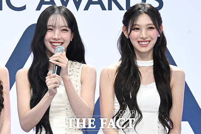 <더팩트>가 주최하고 팬앤스타와 UCW가 주관하는 ‘2026 더팩트 뮤직 어워즈(2026 THE FACT MUSIC AWARDS, TMA)’가 19일 오후 부산 연제구 부산아시아드주경기장에서 열린 가운데 그룹 리센느(RESCENE)의 리브와 메이, 제나, 원이, 미나미(왼쪽부터)가 블루카펫을 밟고 있다. /부산아시아드주경기장=김성렬 기자