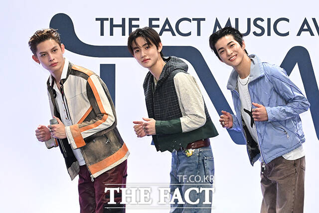 <더팩트>가 주최하고 팬앤스타와 UCW가 주관하는 ‘2026 더팩트 뮤직 어워즈(2026 THE FACT MUSIC AWARDS, TMA)’가 19일 오후 부산 연제구 부산아시아드주경기장에서 열린 가운데 그룹 코르티스(CORTIS)의 제임스, 성현, 건호, 주훈, 마틴(왼쪽부터)이 블루카펫을 밟고 있다. /부산아시아드주경기장=김성렬 기자