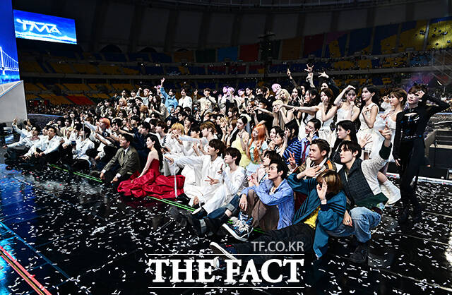 <더팩트>가 주최하고 팬앤스타와 UCW가 주관하는 ‘2026 더팩트 뮤직 어워즈(2026 THE FACT MUSIC AWARDS, TMA)’가 19일 오후 부산 연제구 부산아시아드주경기장에서 열린 가운데 출연진이 기념촬영을 하고 있다. /부산아시아드주경기장=박헌우 기자
