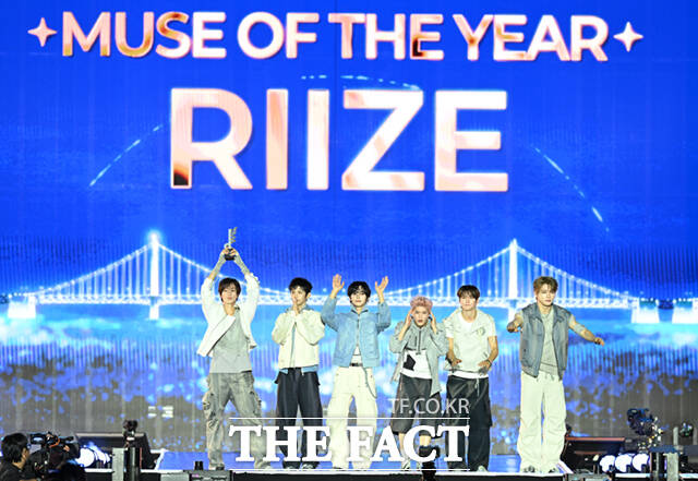 <더팩트>가 주최하고 팬앤스타와 UCW가 주관하는 ‘2026 더팩트 뮤직 어워즈(2026 THE FACT MUSIC AWARDS, TMA)’가 19일 오후 부산 연제구 부산아시아드주경기장에서 열린 가운데 그룹 라이즈(RIIZE)가 '대상 MUSE OF THE YEAR'를 수상한 뒤 소감을 밝히고 있다. /부산아시아드주경기장=이새롬 기자