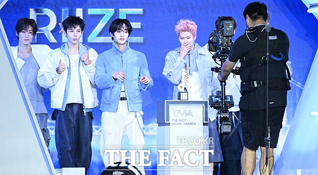 <더팩트>가 주최하고 팬앤스타와 UCW가 주관하는 ‘2026 더팩트 뮤직 어워즈(2026 THE FACT MUSIC AWARDS, TMA)’가 19일 오후 부산 연제구 부산아시아드주경기장에서 열린 가운데 그룹 라이즈의 앤톤과 쇼타로, 원빈, 소희, 은석, 성찬(왼쪽부터)이 '올해의 아티스트' 상을 수상하고 있다. /부산아시아드주경기장=박헌우 기자