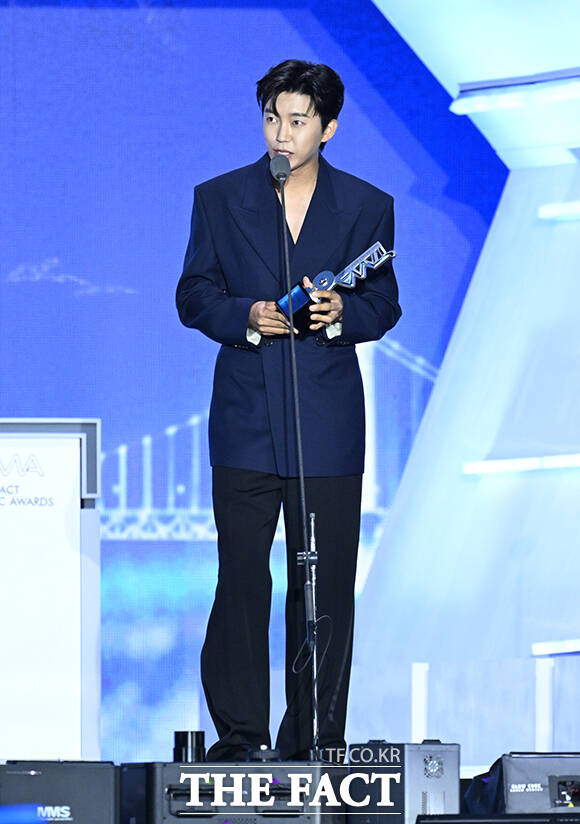 <더팩트>가 주최하고 팬앤스타와 UCW가 주관하는 ‘2026 더팩트 뮤직 어워즈(2026 THE FACT MUSIC AWARDS, TMA)’가 19일 오후 부산 연제구 부산아시아드주경기장에서 열린 가운데 가수 임영웅이 '심사위원 특별상'을 수상하고 있다. /부산아시아드주경기장=박헌우 기자