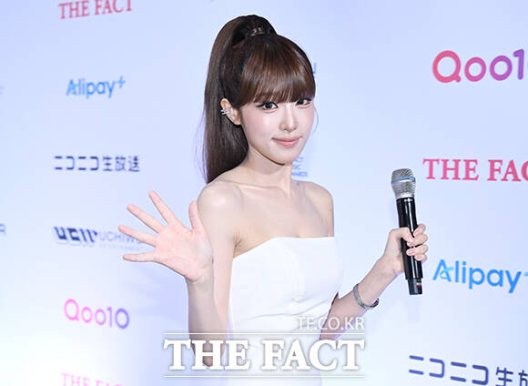 <더팩트>가 주최하고 팬앤스타와 UCW가 주관하는 ‘2026 더팩트 뮤직 어워즈(2026 THE FACT MUSIC AWARDS, TMA)’가 19일 오후 부산 연제구 부산아시아드주경기장에서 열린 가운데 최예나가 블루카펫을 밟고 있다. /부산아시아드주경기장=박헌우 기자