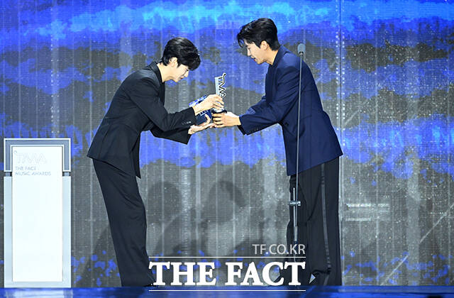 <더팩트>가 주최하고 팬앤스타와 UCW가 주관하는 ‘2026 더팩트 뮤직 어워즈(2026 THE FACT MUSIC AWARDS, TMA)’가 19일 오후 부산 연제구 부산아시아드주경기장에서 열린 가운데 가수 임영웅이 '인기상'을 수상한 뒤 소감을 밝히고 있다. /부산아시아드주경기장=박헌우 기자