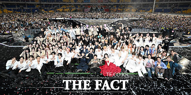 <더팩트>가 주최하고 팬앤스타와 UCW가 주관하는 ‘2026 더팩트 뮤직 어워즈(2026 THE FACT MUSIC AWARDS, TMA)’가 19일 오후 부산 연제구 부산아시아드주경기장에서 열린 가운데 출연진이 기념촬영을 하고 있다. /부산아시아드주경기장=박헌우 기자